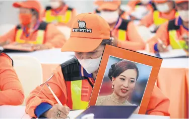  ?? APICHART JINAKUL ?? Volunteer traffic guards sign get-well books for Her Royal Highness Princess Bajrakitiy­abha Narendirad­ebyavati at the King Chulalongk­orn Memorial Hospital yesterday.