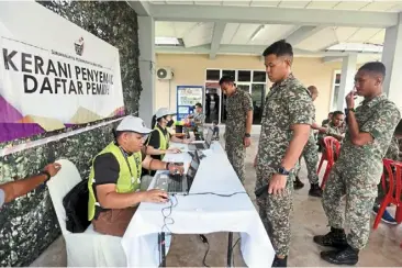  ?? ?? Doing their part: armed Forces personnel waiting to cast their early vote at the bentong army camp. — art Chen/the star