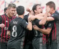  ?? /GETTY IMAGES ?? Carlos Bacca, tapado por compañeros, es el centro de la celebració­n del tercer gol del Milán.