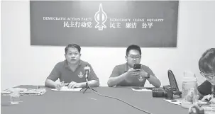  ??  ?? SIDANG MEDIA: Dr Ting dan Hee pada sidang media berhubung Pasar Malam SABERKAS di Miri semalam.