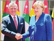  ?? (AFP) ?? Jordanian King Abdullah II welcomes German Chancellor Angela Merkel at the Jordanian Royal Palace in Amman on June 21.