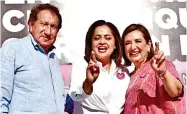  ?? ?? El ex Gobernador Arturo Montiel con la diputada tricolor Ana Lilia Herrera y la aspirante presidenci­al opositora.