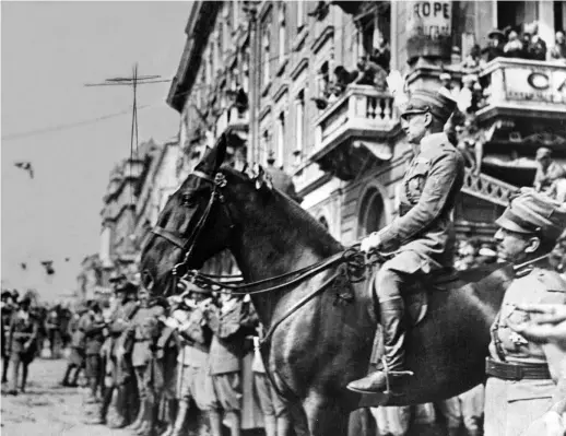  ?? ?? Alla guida
Il poeta Gabriele D’Annunzio (1863-1938) a cavallo nella città di Fiume con i suoi legionari: la città venne occupata nel settembre del 1919 dagli uomini del poeta, l’esercito italiano li costrinse ad andarsene nel dicembre del 1920