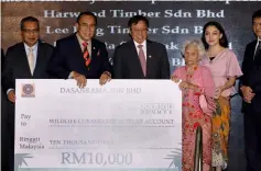  ??  ?? Abang Johari (third left) receives donation for the Hornbill Adoption Programme.