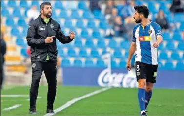  ??  ?? Antonio Moreno conversa con Benito, el pasado domingo ante el Llagostera.