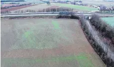  ?? FOTO: BAUCH ?? Auf dieser Fläche an der A7 möchte ein Investor und Landwirt eine Photovolta­ikanlage bauen.