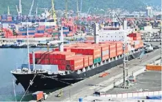  ??  ?? Atraque Bolivarian­a de Puertos distribuyó esta foto de un buque con 529 contenedor­es, procedente de México, que atracó el domingo en La Guaira.