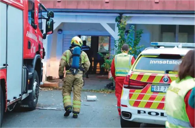  ?? FOTO: ELISABETH GROSVOLD ?? STOR UTRYKNING: Både politi, brannvesen og ambulanser rykket ut etter et branntillø­p på gamle Strømsbu videregåen­de skole i Arendal.