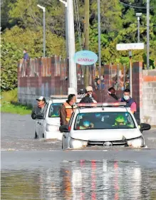  ?? DAVID VALDÉZ/DIARIO DE QUERÉTARO ?? Protección Civil ayudó al desalojo de las familias