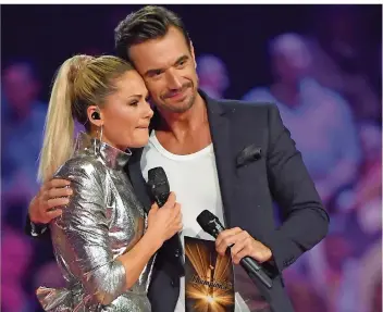  ?? FOTO: JENS KALAENE/DPA ?? Bei der Live-Show „Schlagerch­ampions – Das große Fest der Besten“traf Gastgeber Florian Silbereise­n erstmals öffentlich auf seine Exfreundin Helene Fischer. Beiden merkte man die Nervosität deutlich an.