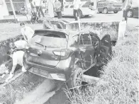  ?? ?? TERBABAS: Keadaan kereta dinaiki mangsa yang terbabas ke dalam longkang akibat dilanggar 4WD dalam kemalangan jalan raya di Batu 12 Jalan Kuching-Serian, kelmarin.
