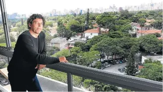  ?? PATRÍCIA CRUZ/ESTADÃO ?? Fico. Marcelo mudou de apartament­o, mas continuou no mesmo prédio por causa da vista