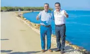  ?? CORTESÍA ?? El alcalde Pedrito Pereira y el gobernador Dumek Turbay durante la entrega de la obra.