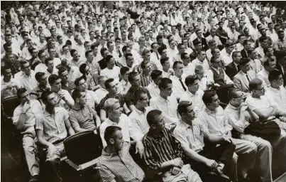  ?? (FRANK SCHERSCHEL/ THE LIFE PICTURE COLLECTION/GETTY IMAGES) ?? L’assemblée d’une fraternité à l’Université de l’Illinois dans les années 50.