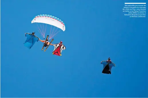  ??  ?? Une patrouille pas comme les autres à l'occasion du tournage de « Give me Five » avec Arnaud au centre et les Flying Frenchies Julien Millot ( à droite) et Sébastien Brugalla ( à gauche) au Brévent, Chamonix.