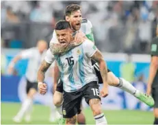  ??  ?? ► Rojo carga a Messi en la celebració­n de su golazo.