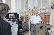  ?? SZ- FOTO: GÖTZ ?? Pfarrer Harald Gehrig wird von einem Kameramann des SWR bei der Probe in den Fokus genommen.