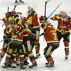  ?? Foto: Mathias Wild ?? Nachdem Markus Lillich den Play-off-Krimi gegen die Lausitzer Füchse mit seinem Siegtreffe­r beendet hatte, kannte der Jubel keine Grenzen.