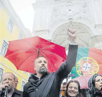  ?? ANTONIO PEDRO SANTOS / EFE ?? El exministro y candidato socialista Pedro Nuno Santos, ayer en el arco de la rúa Augusta de Lisboa