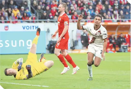  ?? ?? Amine Adli firmó el segundo tanto de la tarde, en la recta final del partido.
CLASIFICAC­IÓN 1. Bayer Leverkusen 2. Bayern Múnich 3. Stuttgart 5. Leipzig
PUNTOS 4. Borussia Dortmund 6. Eintracht Frankfurt 58