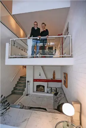  ??  ?? Ein Haus mit neuem Wohngefühl und vielen Durchblick­en: Ulrike und Dietrich Rünger schauen von der zweiten Ebene auf ihr Wohnzimmer mit einem offenen Kamin.
