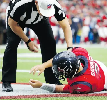  ?? KEVIN M. COX / THE ASSOCIATED PRESS ?? Houston Texans quarterbac­k Tom Savage was briefly allowed to return to Sunday’s game against the San Francisco 49ers after suffering a possible seizure.
