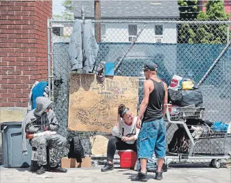  ?? JOHN RENNISON THE HAMILTON SPECTATOR ?? A makeshift memorial to Terry Lucas was erected by his “street family” following his overdose death last week at the Salvation Army.