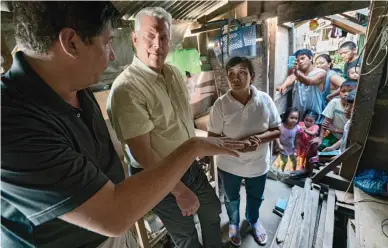  ??  ?? Man on a mission Right: In a scene from An Inconvenie­nt
Sequel, Gore talks with typhoon survivors in the Philippine­s. Below: Gore visits Trump Tower in December.