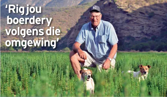  ?? FOTO: HEILIE COMBRINCK ?? Mnr. Pieter Kruger boer op sy plaas Zandvlakte in die Baviaanskl­oof met laventel, roosmaryn en spekboom. Nog drie boere verbou dié gewasse, en die eerste essensiële olies is in ’n nuwe distilleri­ngsaanleg onttrek.