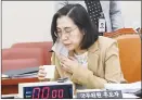  ?? [사진=국회사진기자단] ?? 김현숙 여성가족부 장관 후보자가 11일 오전 국회에서열린인사청문­회에서물을마시고 있다.