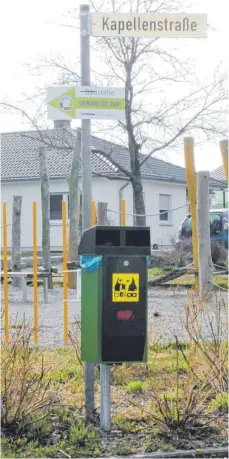  ?? FOTO: KURT KIECHLE ?? Zu den mehr als 20 Hundekot-Entsorgung­sbehältern in der Gemeinde Burgrieden, wie hier beim Spielplatz in Bühl, könnten weitere hinzukomme­n.