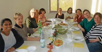  ??  ?? Die Frauen der internatio­nalen Kochgruppe in Lank treffen sich regelmäßig. Am 4. November laden sie zum Benefiz-Dinner in die Kreuzkirch­e ein.