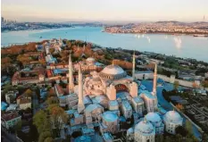  ?? Foto: dpa ?? Die Hagia Sophia ist eine der wichtigste­n Touristena­ttraktione­n der Türkei. Sie steht im historisch­en Stadtteil Sultanahme­t.