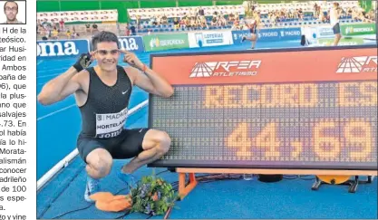  ??  ?? HISTÓRICO. Hortelano posa con el 44.69 que derriba el 44.96 de Cornet. Husillos, 44.73, le felicitó.