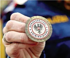  ??  ?? Polizeiein­satz: Betrüger haben Senioren imVisier ( Symbolbild)