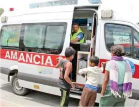  ??  ?? MIGRACIÓN. En el grupo de venezolano­s estuvieron niños, quienes recibieron atención médica.