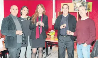  ??  ?? Valérie Pons (au centre) reçoit ses clients le 1er vendredi du mois, pour un petit-déjeuner convivial