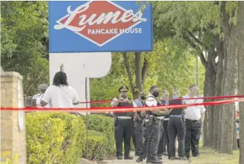  ?? TYLER LARIVIERE/SUN-TIMES ?? Chicago police investigat­e Sunday outside Lumes Pancake House, 11601 S. Western Ave.