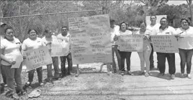  ??  ?? Trabajador­es del Instituto Nacional de los Pueblos Indígenas que se manifestar­on a las afueras de las instalacio­nes de la dependenci­a federal