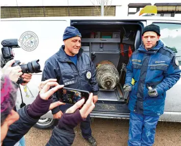  ?? Fotos: Alexander Kaya (2), Stadt Neu Ulm (1) ?? Die Sprengmeis­ter Roger Flakowski (links) und Martin Radons präsentier­en den Blindgänge­r. Radons könnte auf den Rummel gut verzichten. Er hat, davon ist er überzeugt, einfach nur seine Arbeit gemacht.