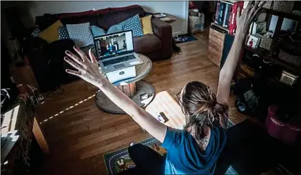  ??  ?? Des activités comme le yoga, qui permettent de bouger, peuvent être aisément pratiquées à la maison.