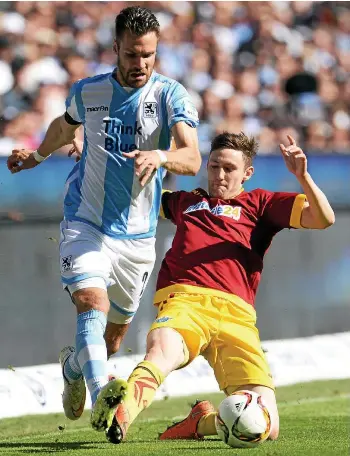  ?? ANDREAS GEBERT / DPA ?? Auch für den SC Paderborn schnürte Christian Bickel (rechts) die Fußballsch­uhe.