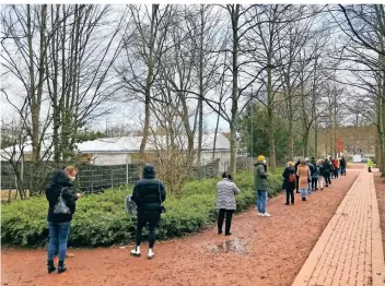  ?? RP-FOTO: ALE ?? Bis weit in den Südpark standen die Menschen am Samstag vor dem Testzentru­m an der Mitsubishi-Electric-Halle an. Seit vergangene­r Woche gibt es dort kostenlose Corona-Schnelltes­ts.