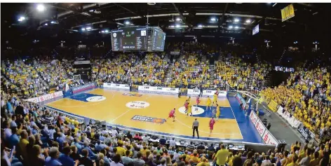  ?? FOTO: PICTURE ALLIANCE/DPA ?? Eine volle Halle wie hier in Oldenburg wird es beim Turnier der Basketball-Bundesliga nicht geben – es muss ohne Zuschauer stattfinde­n.