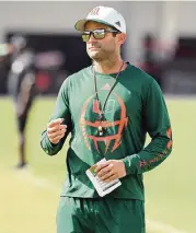  ?? DAVID SANTIAGO dsantiago@miamiheral­d.com ?? Head coach Manny Diaz admires Rob Knowles for sticking it out with UM. ‘I think [he] has really been a success story.’