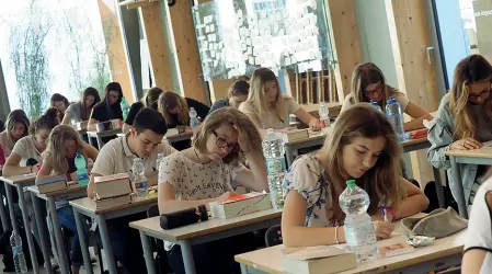  ??  ?? Rivoluzion­e L'esame di Maturità quest’anno sarà svolto in una modalità più leggera o solo in forma orale via web, qualora non si tornasse il 18 maggio