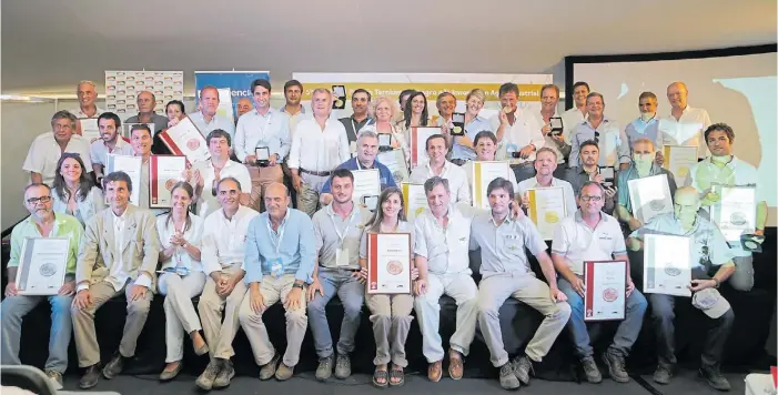  ??  ?? Orgullosos. Todos los ganadores de los premios que reconocen a la innovación tecnológic­a en la agroindust­ria, con sus diplomas, junto a los organizado­res de Ternium y Expoagro.