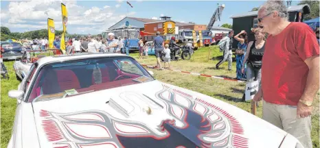  ?? FOTOS: THOMAS WARNACK ?? Was für ein Auto! Beim Treffen in Riedlingen gab es manche Rarität zu entdecken.