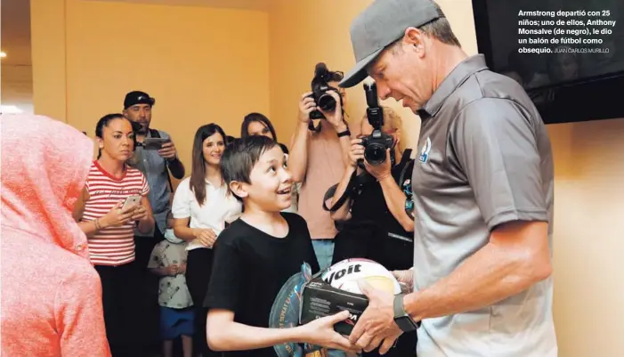  ?? JUAN CARLOS MURILLO ?? Armstrong departió con 25 niños; uno de ellos, Anthony Monsalve (de negro), le dio un balón de fútbol como obsequio.