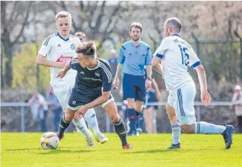  ?? FOTO: PETER SCHLIPF ?? Dominik Pfeifer (schwarzes Trikot) und der TSV Essingen möchten die Serie in der Fußball-Verbandsli­ga weiter ausbauen.